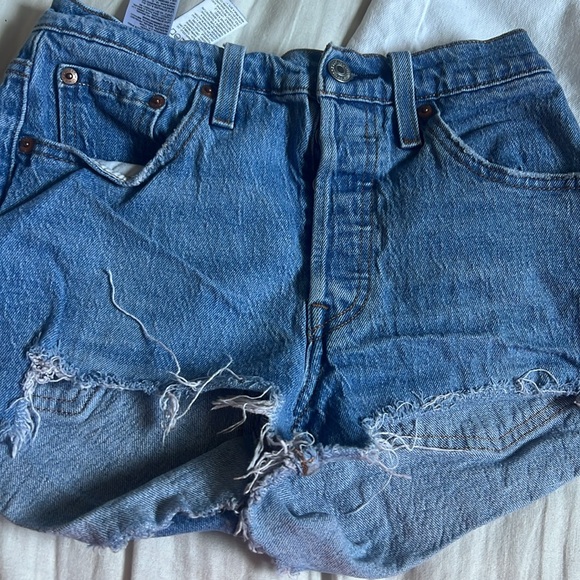 3 pairs of Levi’s denim shorts 💙🖤 - Picture 4 of 7